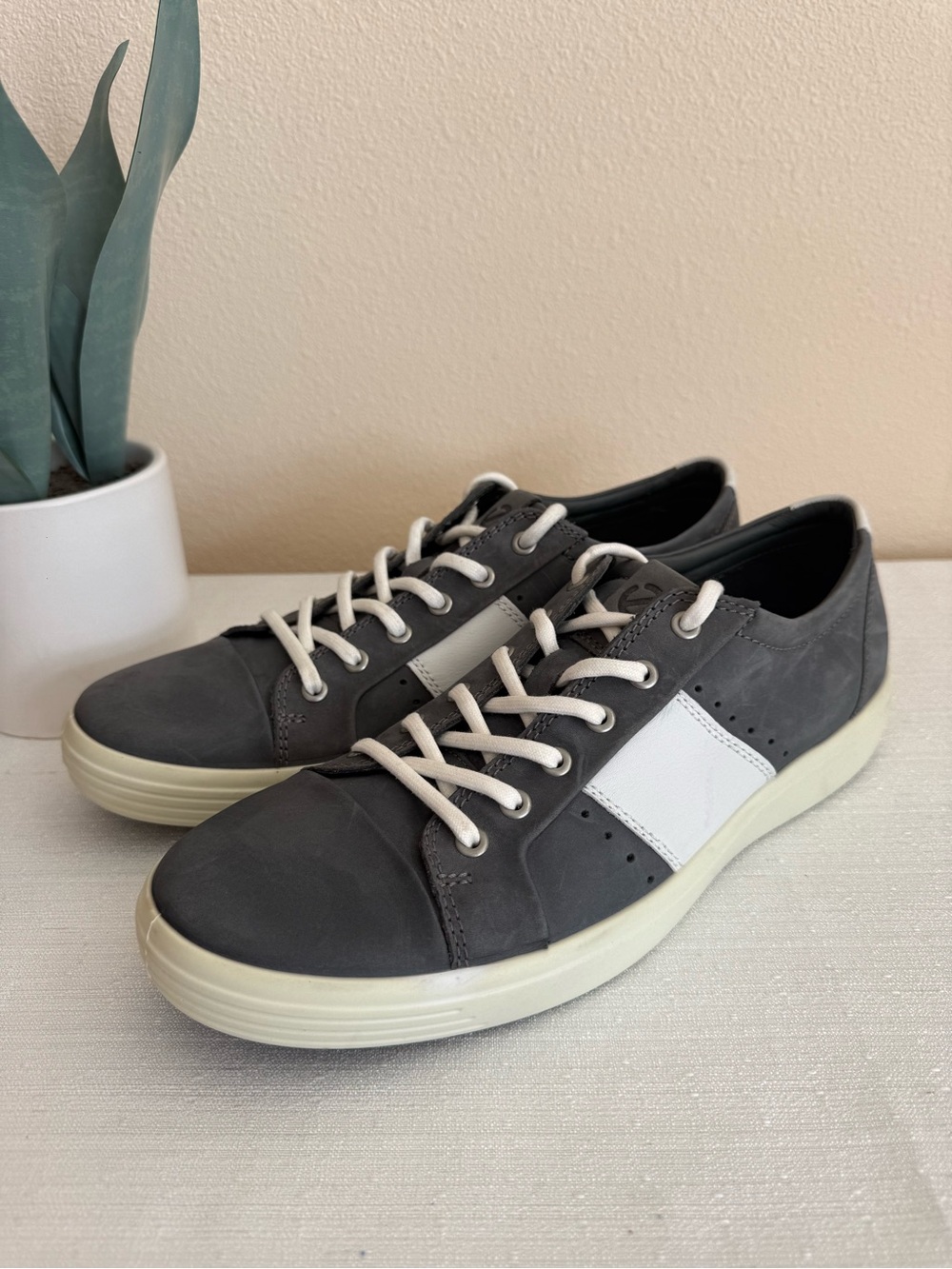 Ecco Men's Gray and White Low-Top Lace-Up Casual Sneakers
